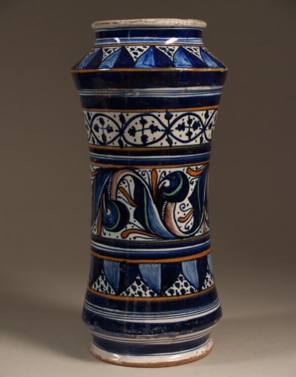 Apothekerspot met ornamentele banden en bladmotieven, Italië, Faenza, 1470 – 1480, aardewerk, Keramiekmuseum Princessehof (bruikleen Rijksdienst voor het Cultureel Erfgoed) .