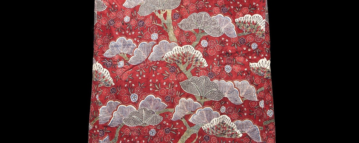 Japonse rok in ‘Japanse stijl’, Katoen, geverfd in sitstechniek, India 1700-1725. Collectie Fries Museum, Leeuwarden. Foto © fotostudio Noorderblik