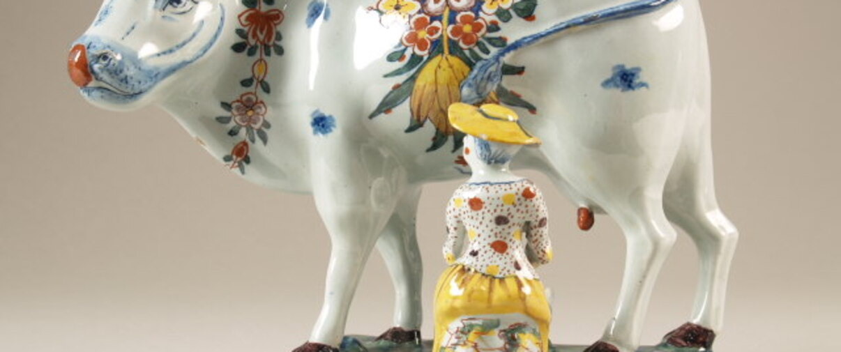 Stel koeien met melker en melkster, circa 1775, Plateelbakkerij De Twee Scheepjes (periode Anthonij Pennis, 1750 – 1770), Delft, aardewerk, Keramiekmuseum Princessehof . Klik op de afbeelding om te vergroten.