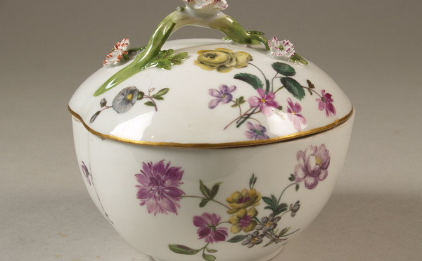 Dekselkom met floraal decor, Duitsland, Meissen, circa 1745, porselein, Keramiekmuseum Princessehof (bruikleen Ottema-Kingma Stichting) . Klik op de afbeelding om te vergroten.