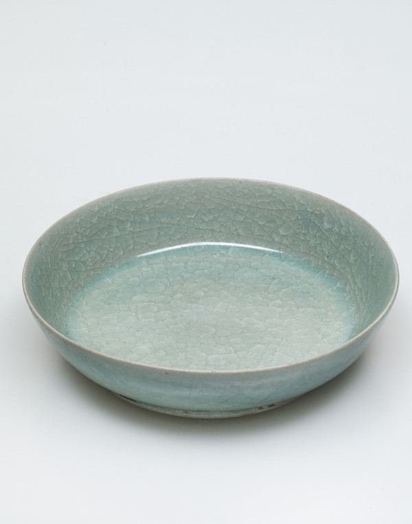 Ru bowl, China, Northern Song dynasty (960-1127), stoneware, h. 3,4 cm, Ø 13 cm, on loan from the Ottema-Kingma Foundation.
