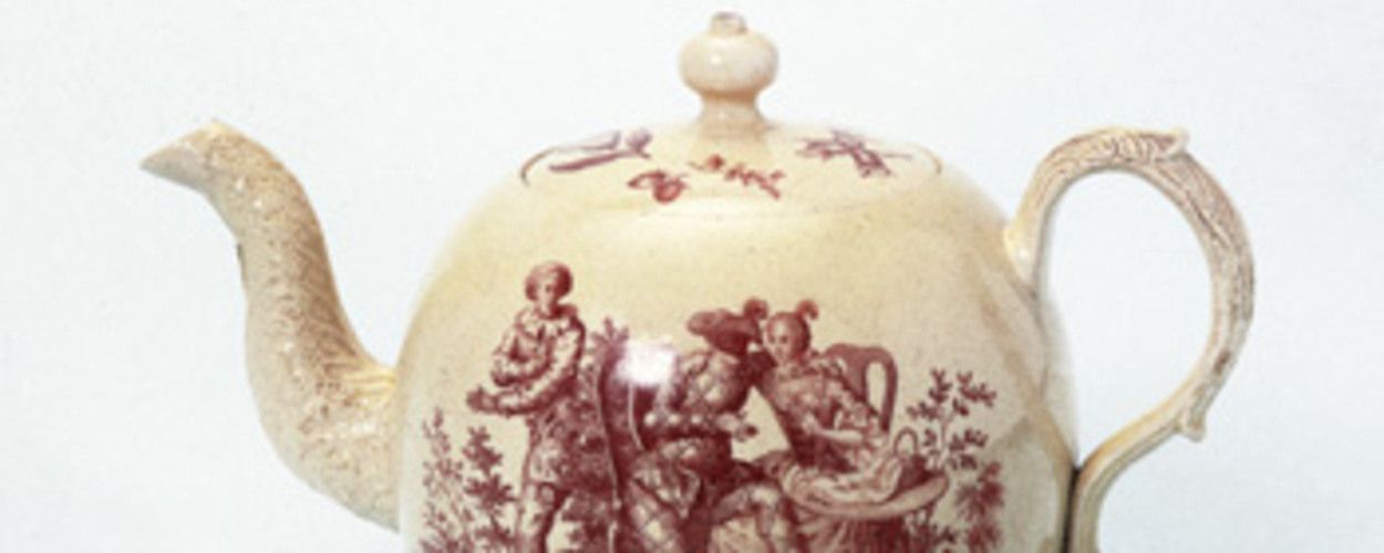 Theepot met commedia dell'arte-decor, Engeland, Staffordshire, 1765 – 1770, hard aardewerk, Keramiekmuseum Princessehof (bruikleen Ottema-Kingma Stichting) . Klik op de afbeelding om te vergroten.