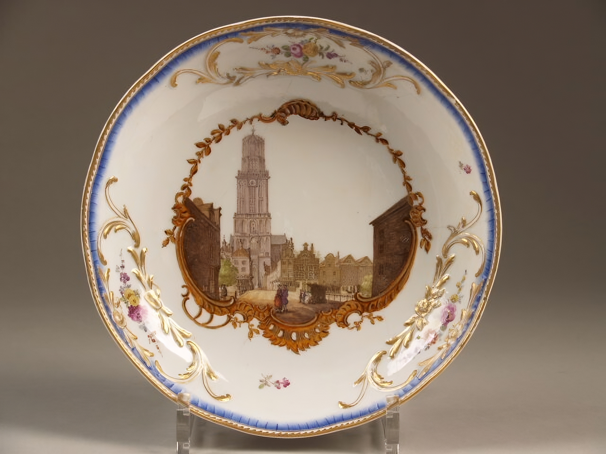 Bord met een gezicht op de Domtoren in Utrecht, Meissen, ca. 1772, porselein | Keramiekmuseum Princessehof, bruikleen Ottema-Kin
