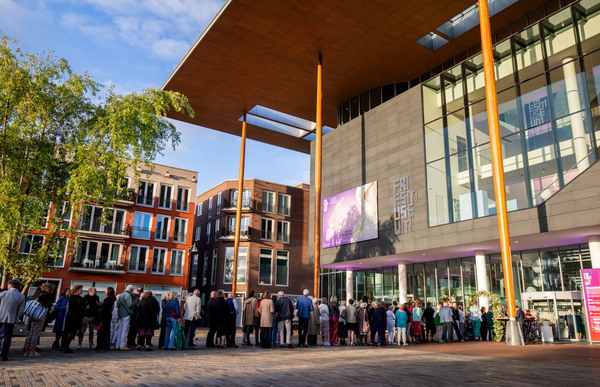 Rijen voor het Fries Museum. Foto: Ruben van Vliet. Rijen voor het Fries Museum. Foto: Ruben van Vliet.