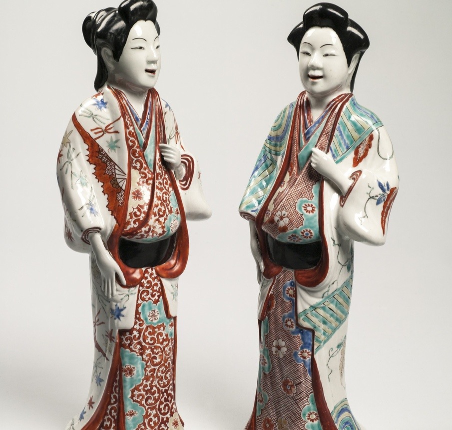 Two bijin (beautiful women) figures, Japan, ca. 1670-1690, porcelain, h. 38,4 cm and 39,3 cm, acquired with support from the Rembrandt Society, Mondriaan Fund and Wassenbergh-Clarijs-Fontein Foundation.
