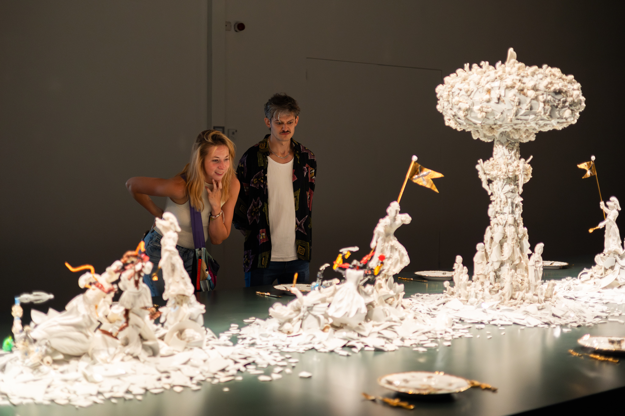 Bezoekers in Bouke de Vries: UNBROKEN | Foto door Aron Weidenaar