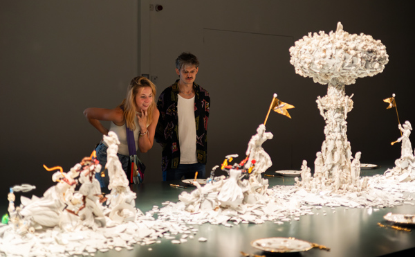 Bezoekers in Bouke de Vries: UNBROKEN | Foto door Aron Weidenaar Bezoekers in Bouke de Vries: UNBROKEN | Foto door Aron Weidenaar