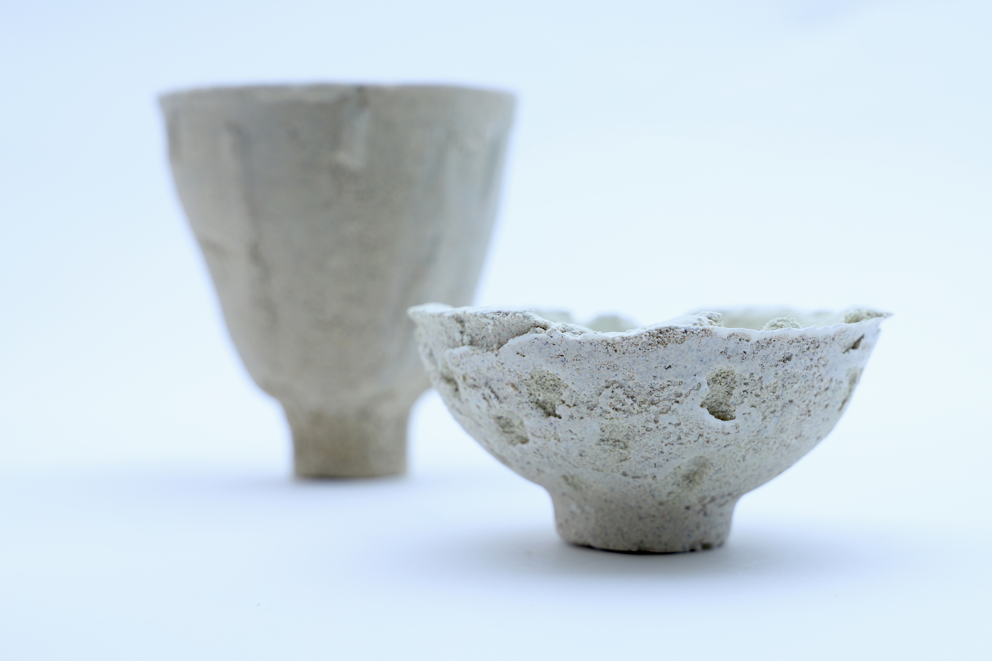 Nicole Chrysikou, BacTerra, 2021, bacteriële culturen, steengoed | Bruikleen van de kunstenaar, foto’s door Maël Hénaff