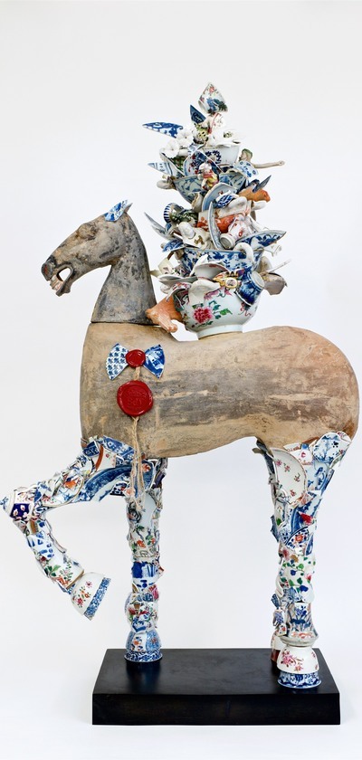 Horsey, 2024, Bouke de Vries, 119 x 67 cm, Collectie Keramiekmuseum Princessehof, verworven met steun van Club Céramique en het Van Asperen – Van der Linden Fonds Horsey, 2024, Bouke de Vries, 119 x 67 cm, Collectie Keramiekmuseum Princessehof, verworven met steun van Club Céramique en het Van Asperen – Van der Linden Fonds