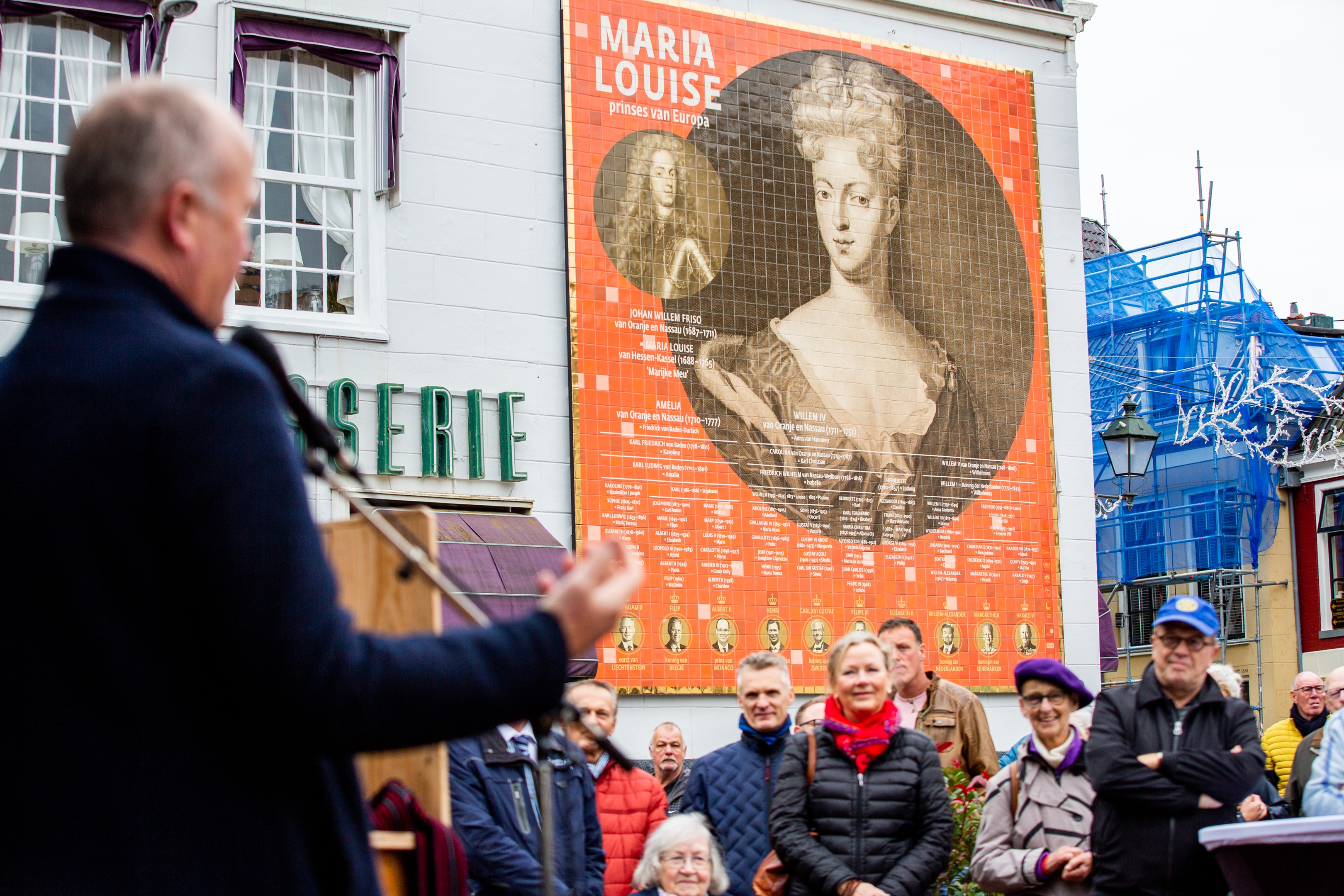 Op de gevel van Brasserie Maria Louise op de hoek van het Oldehoofsterkerkhof werd een tegeltableau geplaatst.