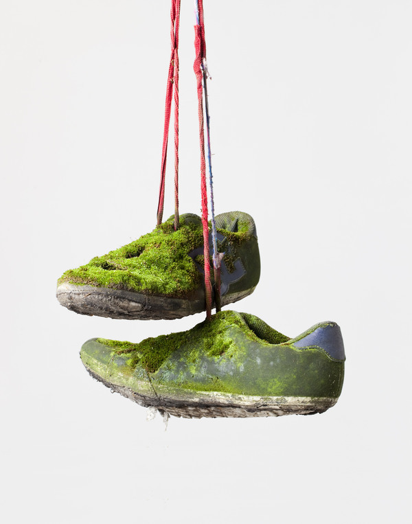 Kunstenaar: mos, materiaal: schoenen. Onderdeel van Reading by Osmosis, gecureerd door Semâ Bekirović.