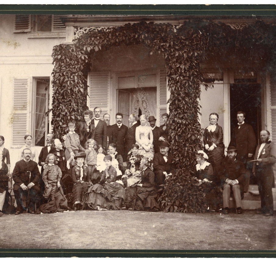 2: Herman Koch, Neuwied, Familie zu Wied met gasten op het bordes van Monrepos in Neuwied, ca. 1884. Particuliere collectie. Christoffel staat midden voor deuropening en Kate zit op de onderste rij, links van de man met bolhoed.