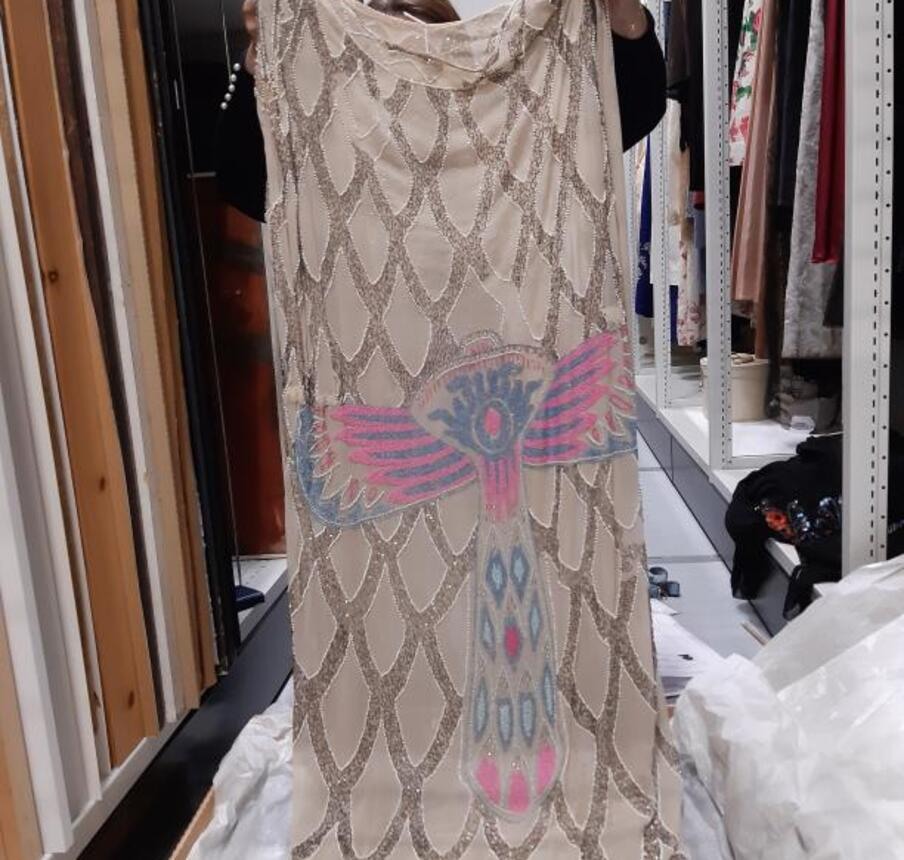 Afb 6. Deze met kralen geborduurde jurk uit de jaren 1920 is te zwaar voor een hanger en wordt daarom bewaard in een doos, tussen verschillende lagen zuurvrij papier. Collectie Fries Museum.