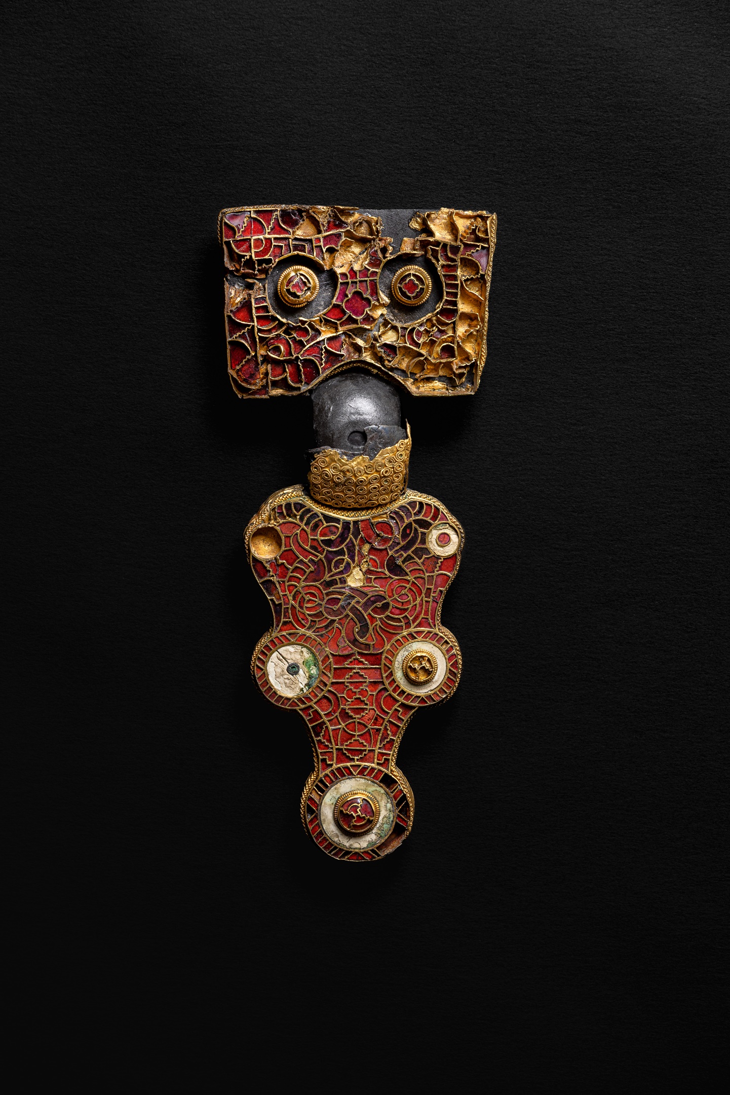 Grote Fibula van Wijnaldum, 575-600, almandijn, zilver en goud, Fries Museum, Leeuwarden - Collectie Provincie Fryslân