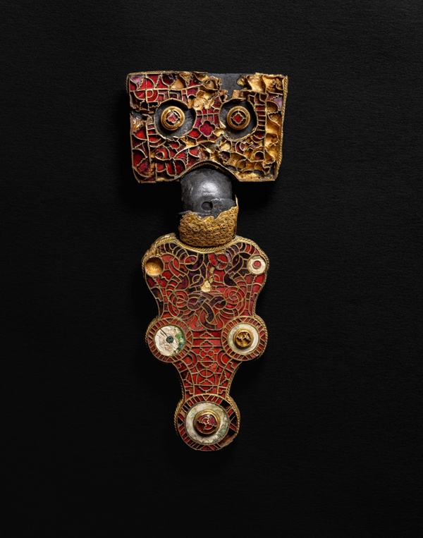 Grote Fibula van Wijnaldum, 575-600, almandijn, zilver en goud, Fries Museum, Leeuwarden - Collectie Provincie Fryslân Grote Fibula van Wijnaldum, 575-600, almandijn, zilver en goud, Fries Museum, Leeuwarden - Collectie Provincie Fryslân