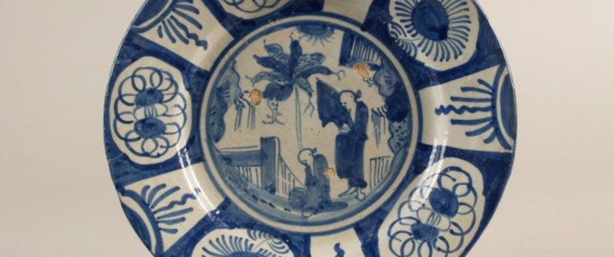 Schotel met voorstelling en rand in chinese stijl, Friesland, 1630 – 1660, aardewerk, Keramiekmuseum Princessehof (bruikleen Ottema-Kingma Stichting). Klik op de afbeelding om te vergroten.​