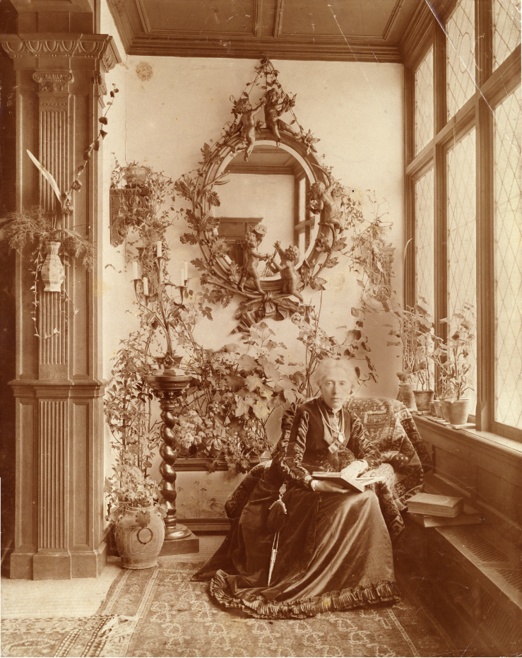 Afb.9. Kate Bisschop-Swift in de serre van villa Frisia, 1894-1904, fotograaf onbekend. Particuliere collectie