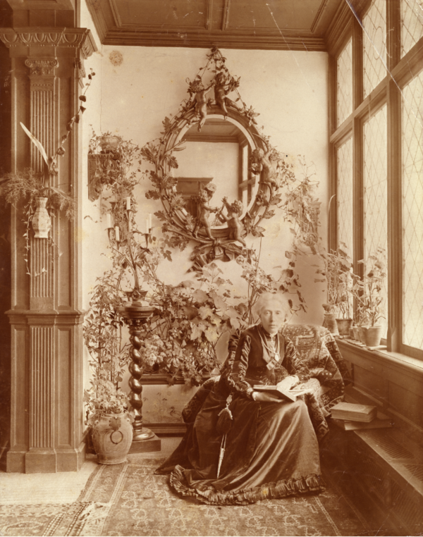 Afb.9. Kate Bisschop-Swift in de serre van villa Frisia, 1894-1904, fotograaf onbekend. Particuliere collectie Afb.9. Kate Bisschop-Swift in de serre van villa Frisia, 1894-1904, fotograaf onbekend. Particuliere collectie