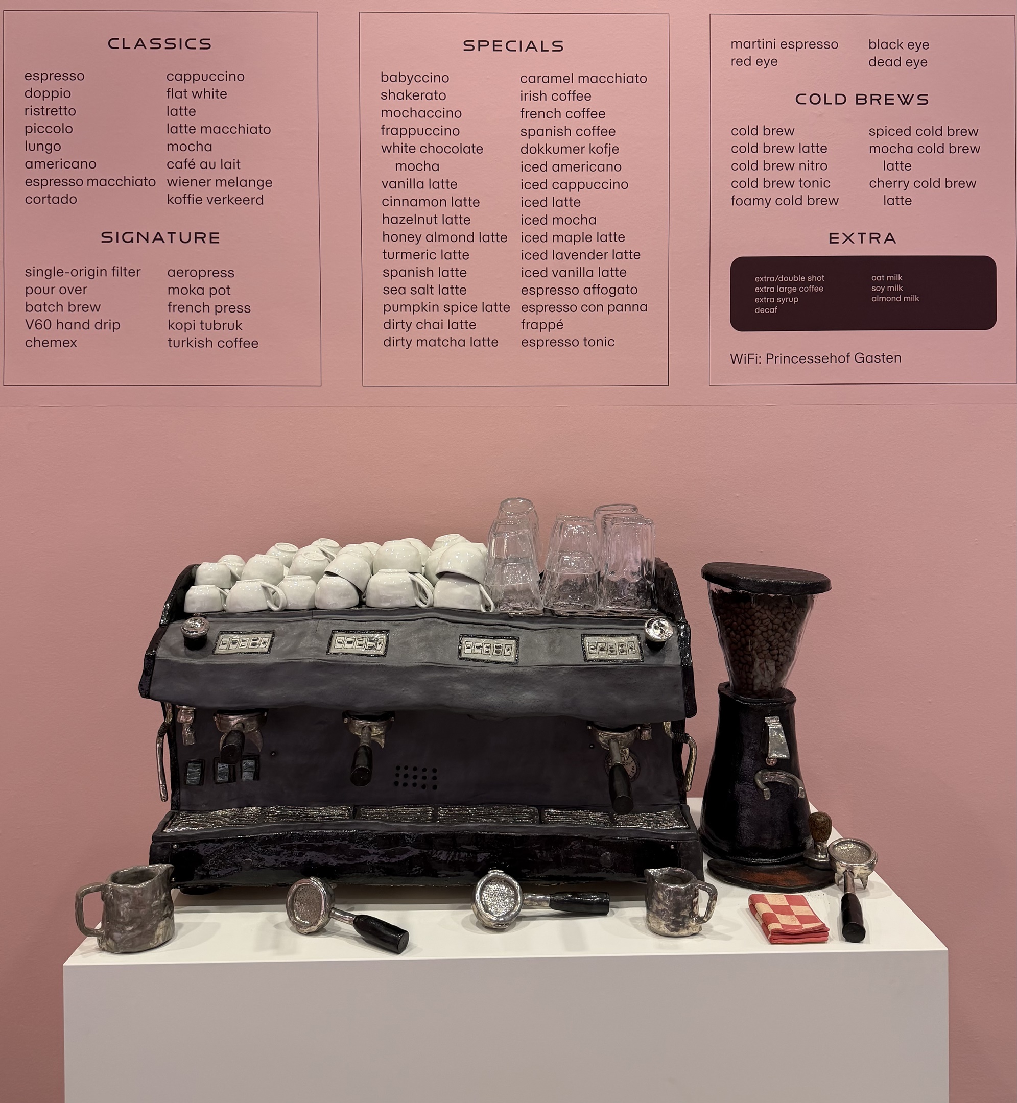 Koos Buster, Espressomachine Geert Anne en Pieter, Amsterdam, Nederland, 2026, keramiek, glas. Collectie Keramiekmuseum Princessehof, Leeuwarden.