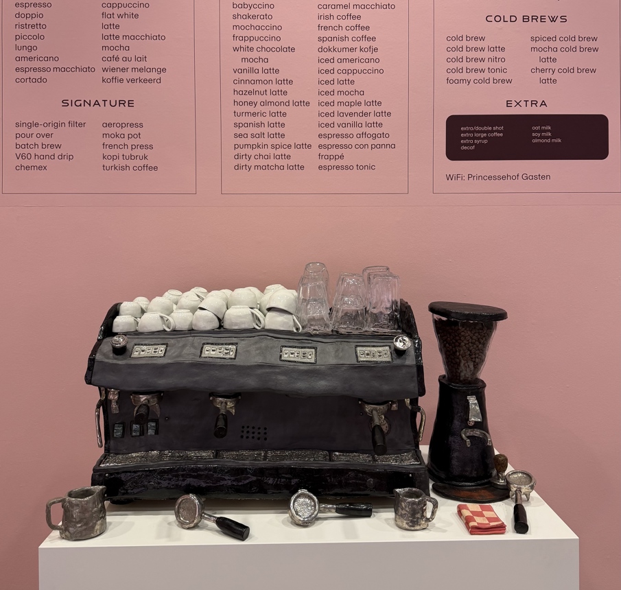 Koos Buster, Espressomachine Geert Anne en Pieter, Amsterdam, Nederland, 2026, keramiek, glas. Collectie Keramiekmuseum Princessehof, Leeuwarden. Koos Buster, Espressomachine Geert Anne en Pieter, Amsterdam, Nederland, 2026, keramiek, glas. Collectie Keramiekmuseum Princessehof, Leeuwarden.