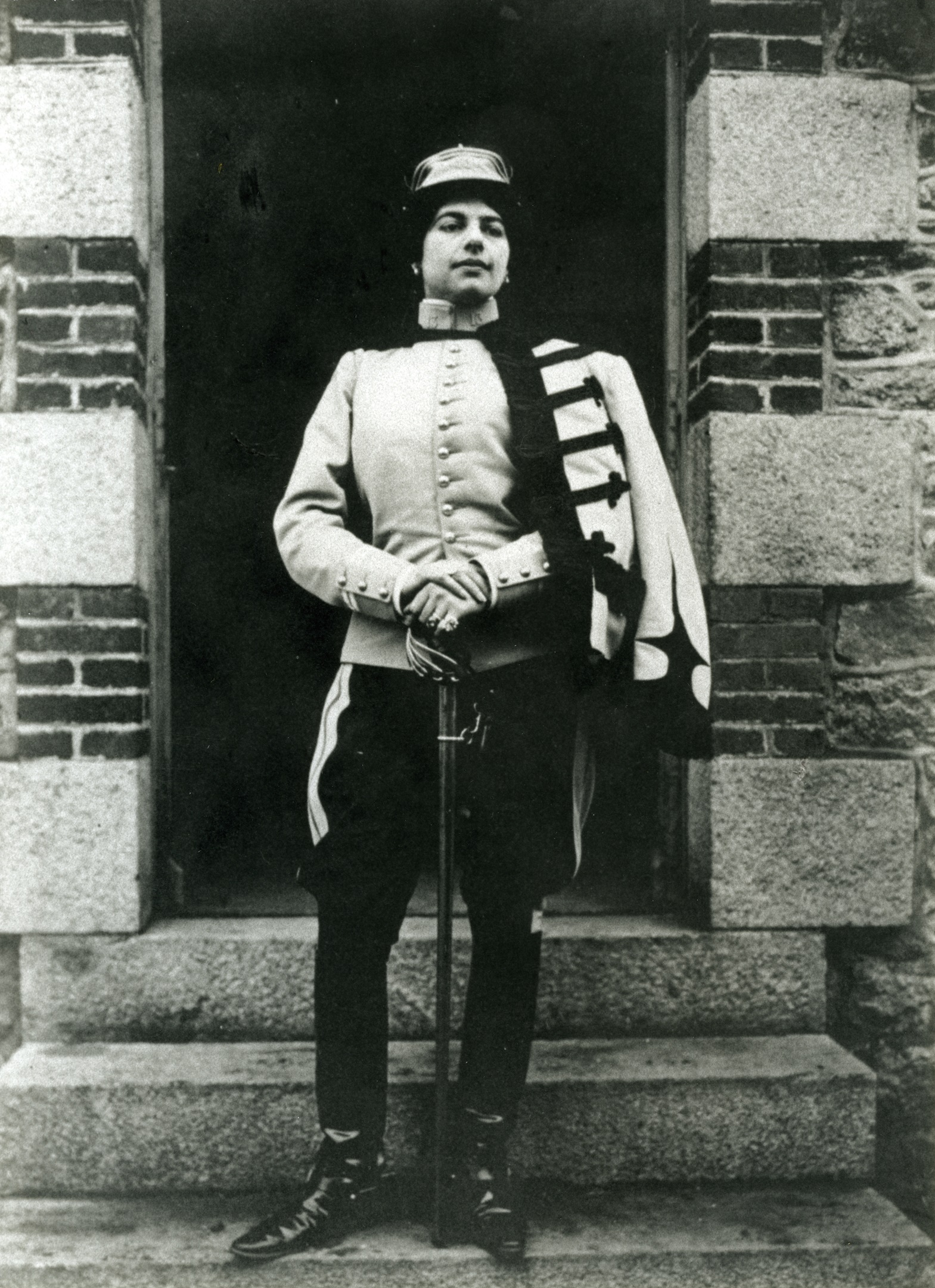 Mata Hari - dol op kleurige officiersuniformen - poseert hier in het luitenantstenue van haar minnaar Hallaure, 1914, Collectie 
