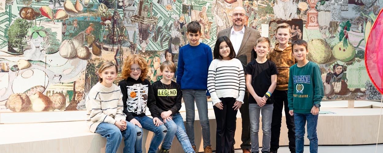 De nieuwe kinderdirectie, van links naar rechts: Dylan (stand-in voor Joël), Wolf, Silvijn, Thijs, Madina, Kris Callens (directe