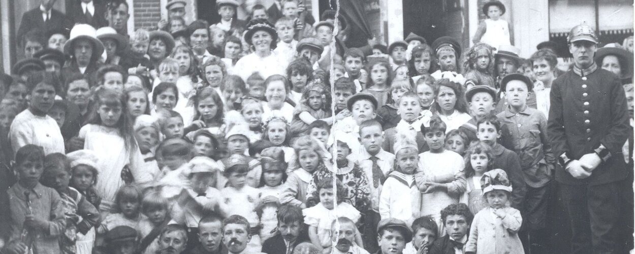 Tijdens Open Joodse Huizen worden verhalen tot leven gewekt en voormalige bewoners herdacht. Beeld: Kinderen tijdens buurtfeest in Bij de Put, ca. 1915-1920 | Historisch Centrum Leeuwarden.
