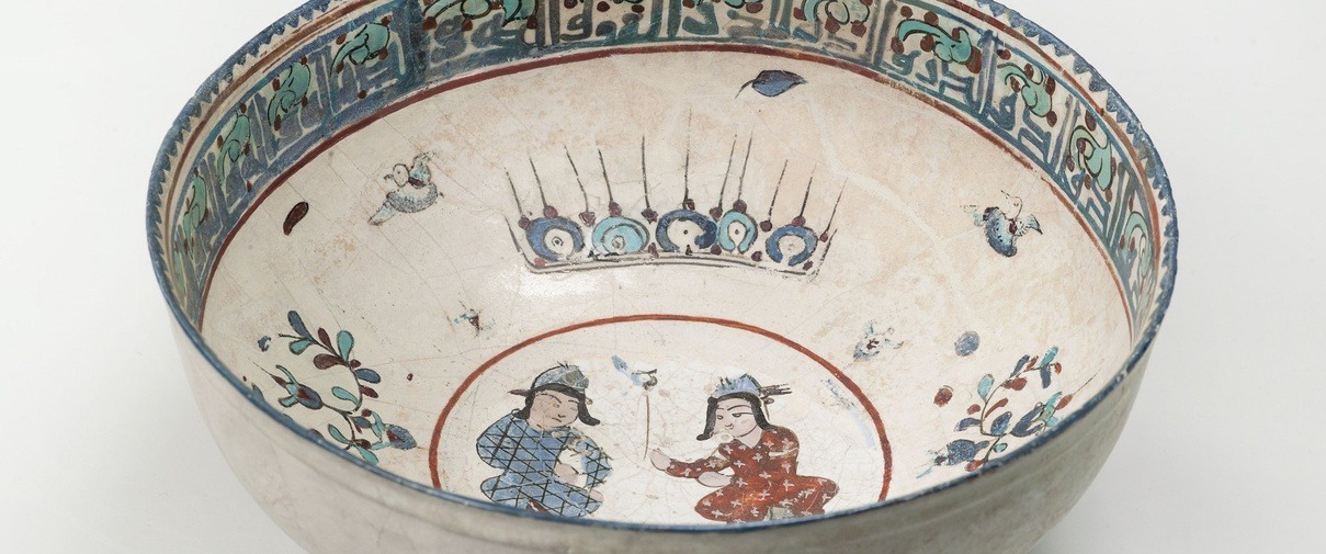 Kom met minaï-decoratie Iran, circa, 1175-1225, kwarts-fritgoed, h. 10 cm, Ø 22 cm