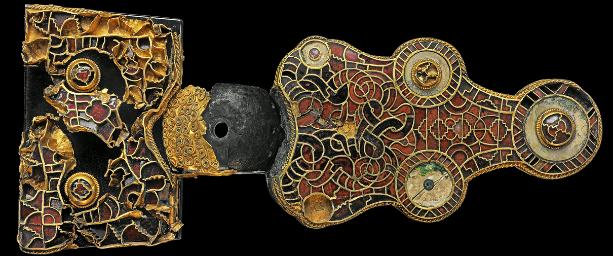 Grote Fibula van Wijnaldum, 575-600, almandijn, zilver en goud, Fries Museum, Leeuwarden - Collectie Provincie Fryslân Grote Fibula van Wijnaldum, 575-600, almandijn, zilver en goud, Fries Museum, Leeuwarden - Collectie Provincie Fryslân