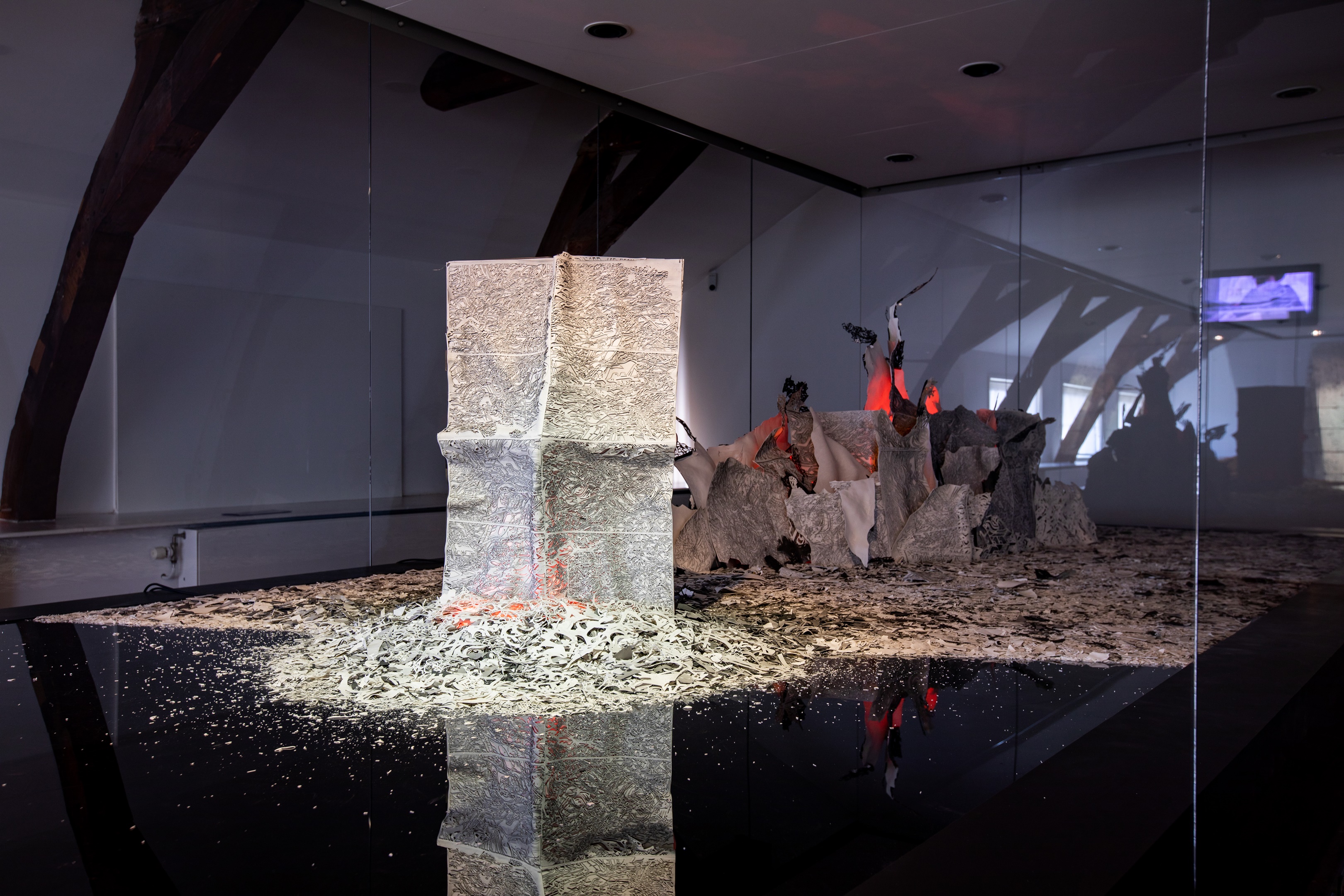 Kim Habers maakte voor haar solo tentoonstelling een nieuwe keramische installatie met porselein en licht.