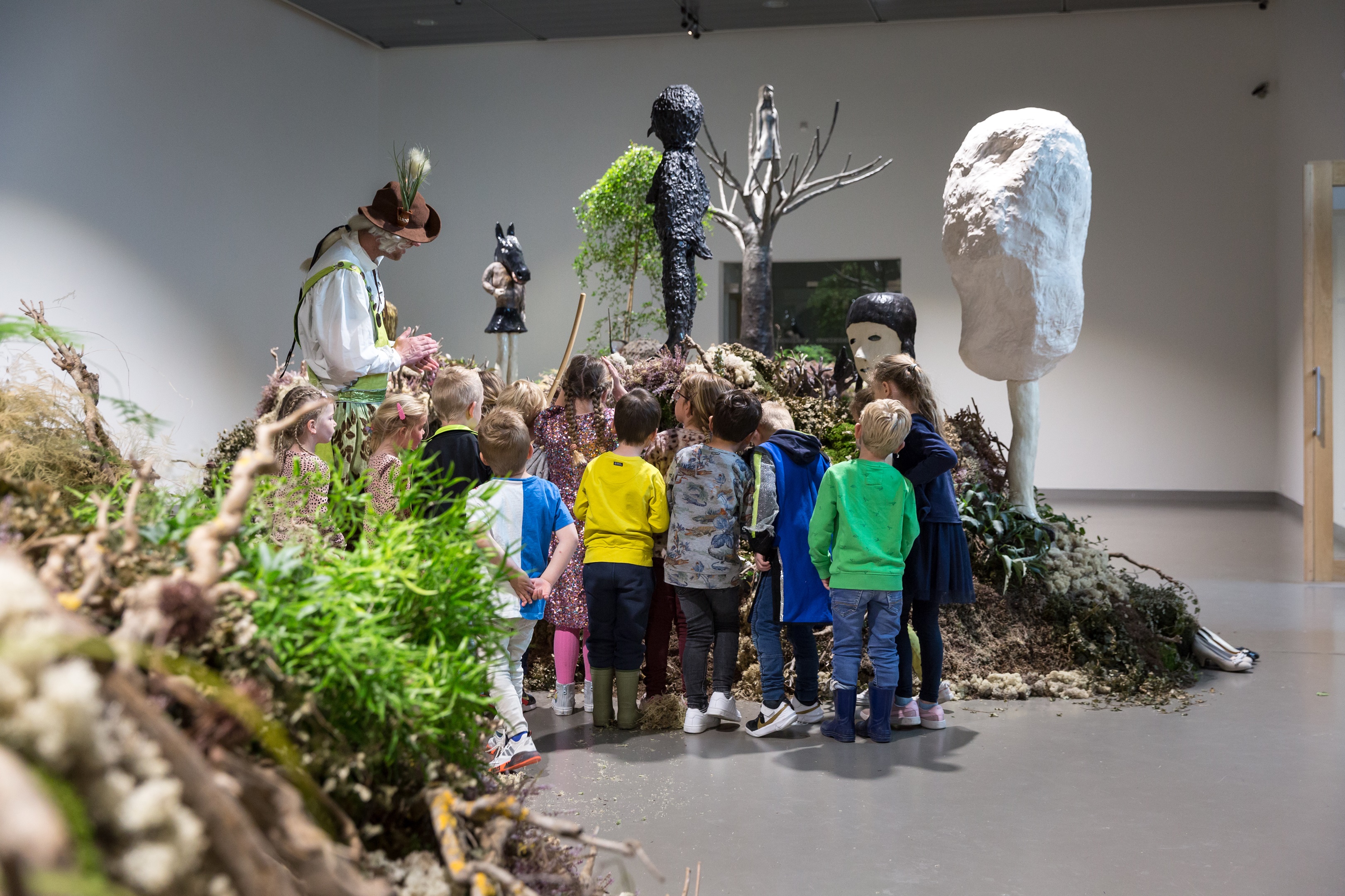 Ook onze jonge bezoekers raakten geïnspireerd in de hedendaagse tentoonstelling Human After All. Met onderwijsprogramma's bij de
