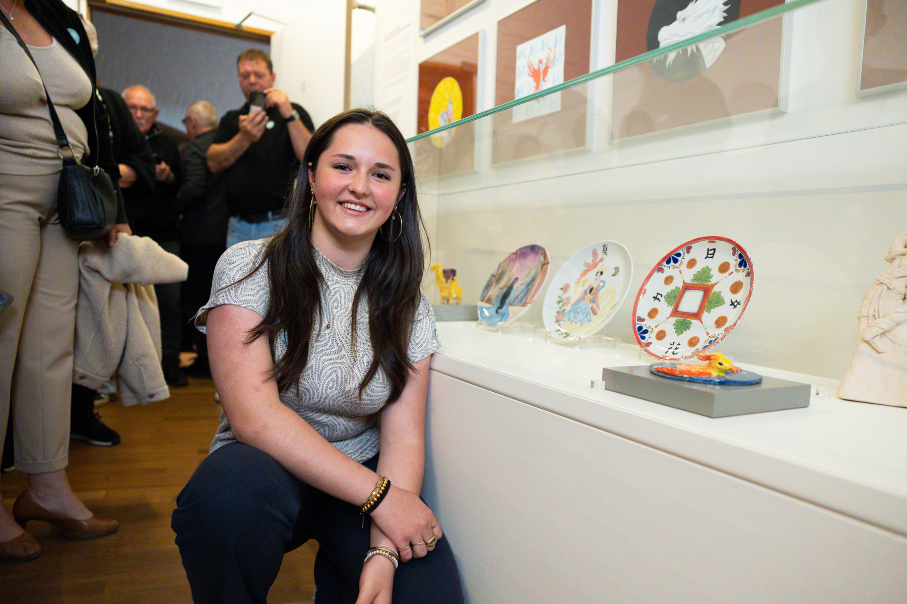 Manou van Solt bij haar ontwerp, Fotografie: Aron Weidenaar